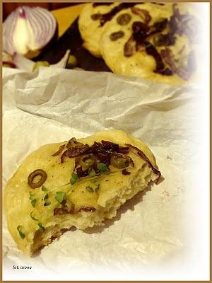 Minifocaccia - przepis na małe focaccie z oliwkami