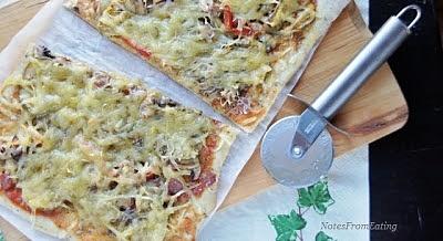 Pizza z sałatką szwedzką, kabanosem i pieczarkami