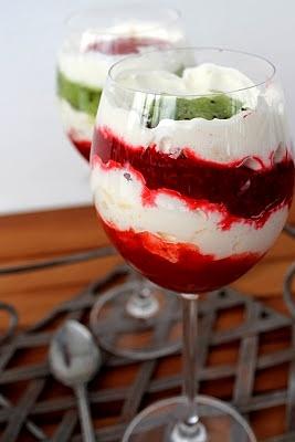 Smak lata - deser z mrożonych malin i truskawek