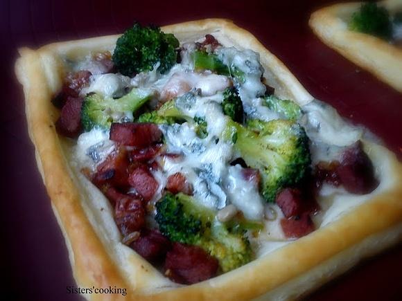 Placek z brokułami pancettą i serem Gorgonzola