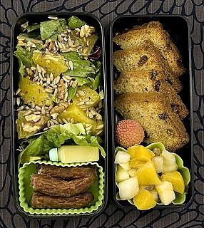 Bento z sałatkami i owocami, orzechami i kabanosami