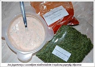 Dip jogurtowy z wędzoną papryką i czosnkiem niedźwiedzim