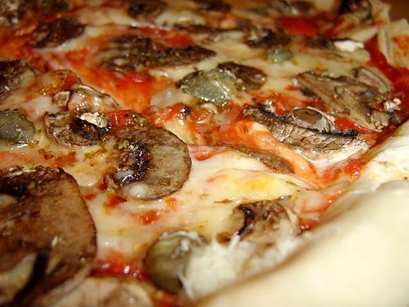 Pizza z pieczarkami i mozzarellą