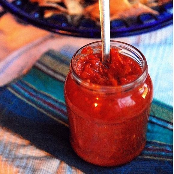 Domowa salsa pomidorowa - głęboki smak z czosnkiem i papryczką