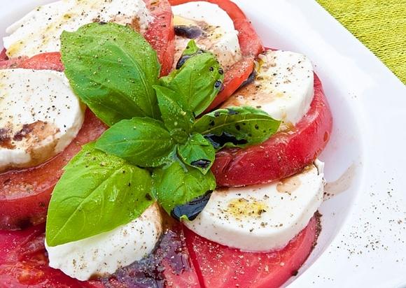 Caprese - włoska sałatka z mozzarellą, pomidorami i bazylią