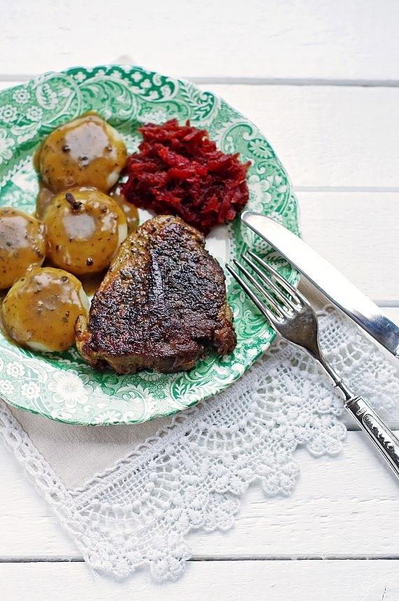 Karkówka duszona w lubczyku i goździkach
