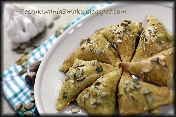 Razowe pierogi z pieca ze szpinakiem i fetą