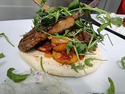 Grillowane kotlety jagnięce z sosem tzatziki i warzywami smażonymi na patelni
