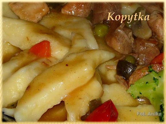 Kopytka - tradycyjne kluski ziemniaczane z serem i sosami