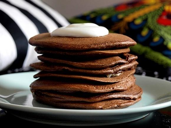 Czekoladowe pancakes jogurtowe pieczone z bananami