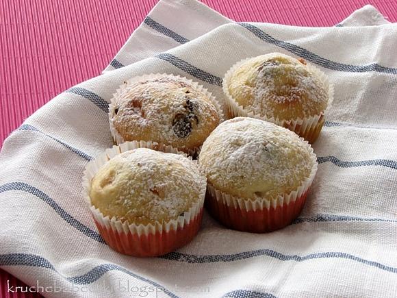 Muffinki z suszonymi morelami i czekoladą
