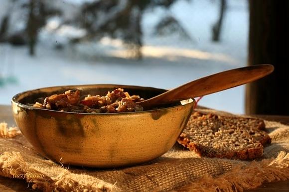 Bigos z suszonych grzybów i śliwek na zimę