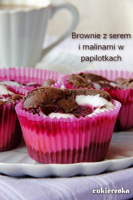 Brownie z serem i malinami w papilotkach