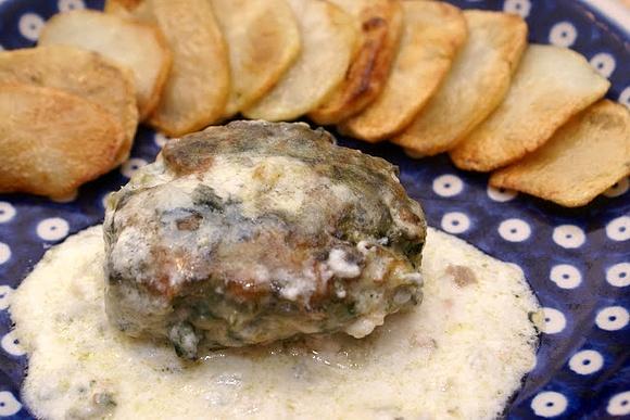 Kotleciki łososiowo-szpinakowe w sosie z gorgonzoli z chipsami ziemniaczanymi