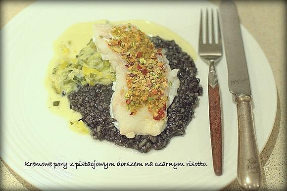 Kremowe pory i pistacjowy dorsz na czarnym risotto
