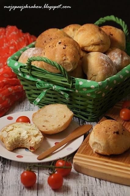 Bułeczki na piwie z suszonymi pomidorami