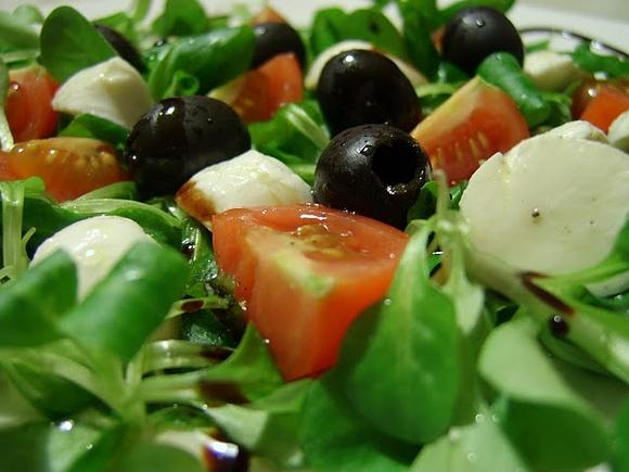 Sałata roszponka z mozzarellą i pomidorkami koktajlowymi