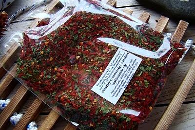 Dip z czosnkiem niedźwiedzim, czarnuszką i pomidorami