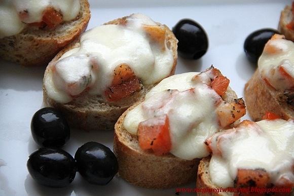 Mini bruschetty z pomidorem i mozzarellą
