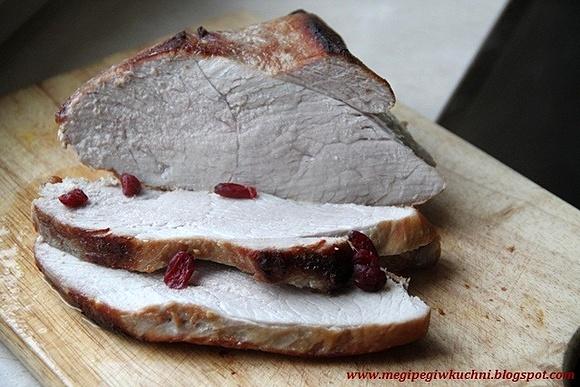 Pieczona pieczeń w miodzie z kaszą jęczmienną i żurawiną