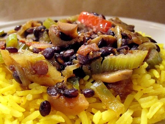 Soczewica i warzywa w curry z żółtym ryżem