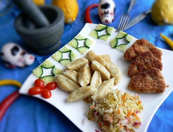 Kotleciki sojowe z surówką i kopytkami