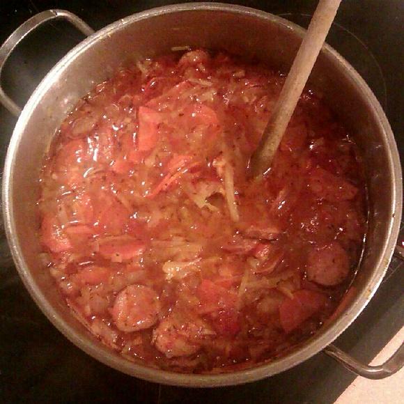 Zupa z kapusty z kiełbasą