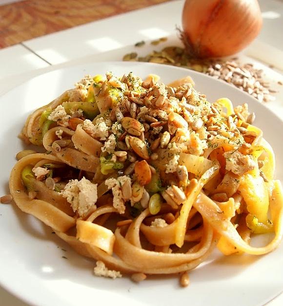 Tagliatelle z cukinią, wędzonym tofu i prażonymi ziarnami
