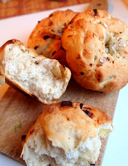 Włoskie pieczywo focaccia z cebulą oregano i solą morską