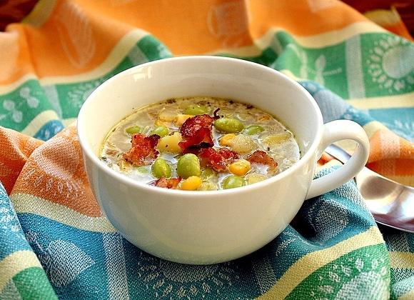 Chowder z edamame, kukurydzą i wędzonym boczkiem