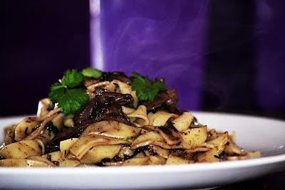 Pappardelle z wątróbką i grzybami w czerwonym winie
