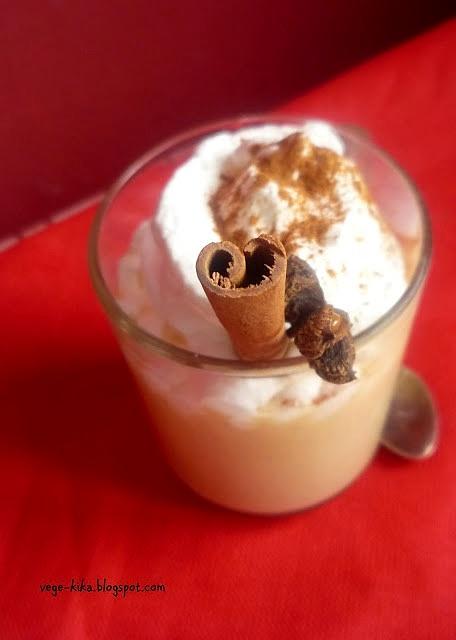 Eggnog waniliowy krem z jajek, mleka i rumu