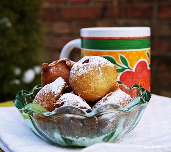 Waniliowe pączki z dżemem malinowym