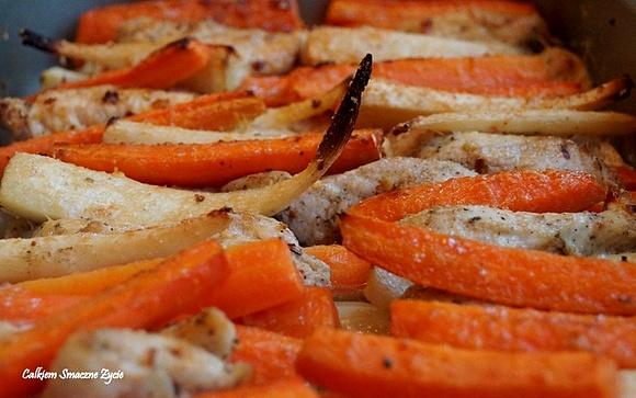 Kurczak pieczony z warzywami pod parmezanem
