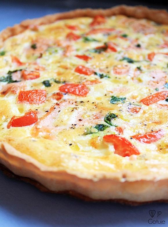 Tarta z wędzonym łososiem i mozzarellą na cieście domowym