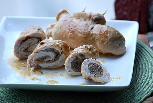 Roladki z indyka z pieczarkami i surówką