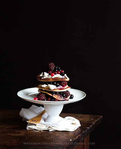Pancakes z serkiem maskarpone i owocami