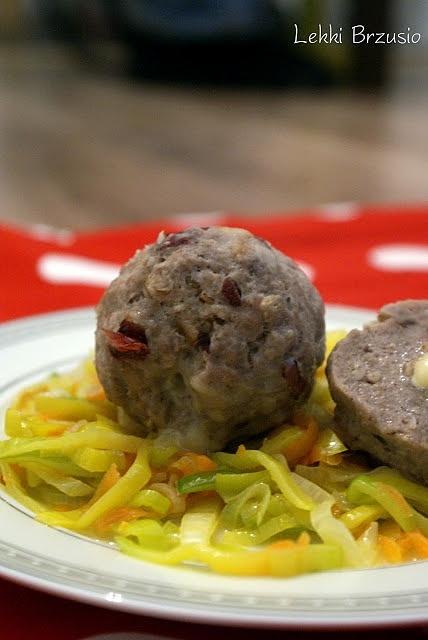 Klopsy z camembertem i żurawiną