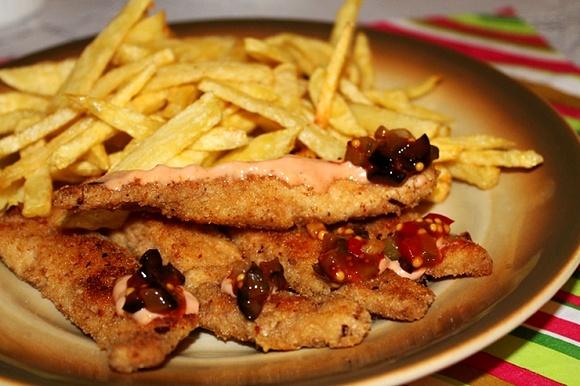 Domowe chili-nuggetsy z frytkami i sosami