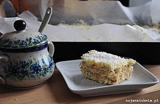 Ciasto kokosowe bez pieczenia z kremem i płatkami kokosowymi