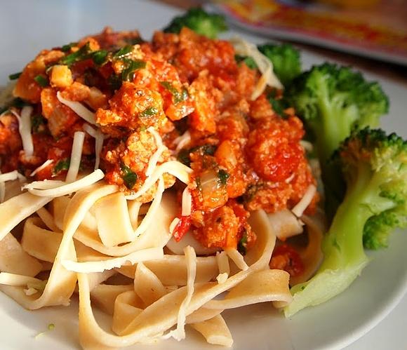 Tagliatelle z soją pomidorami i brokułem