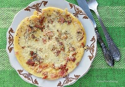 Omlet z boczkiem i suszonymi pomidorami