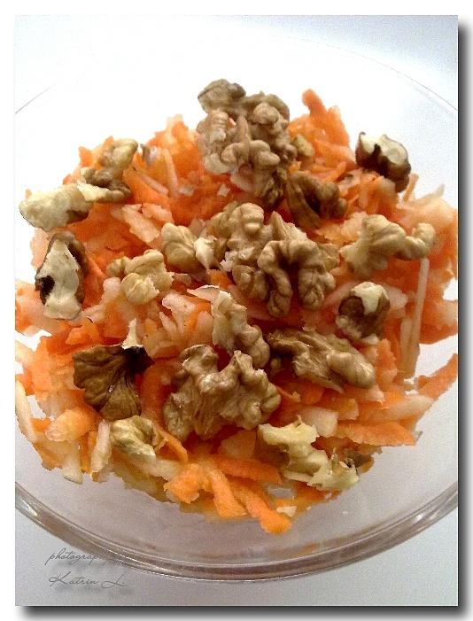 Apfel-Karotten-Walnuss Salat: Prost smakowite surowka z marchewki i jablka z orzechami