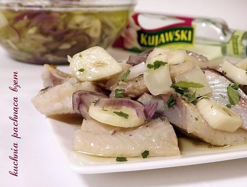 Śledzie z czosnkiem i cebulą