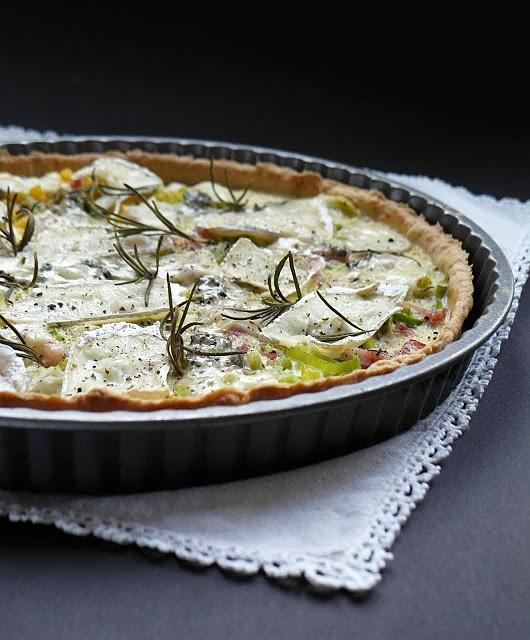 Tarta z boczkiem, porami i serami pleśniowymi
