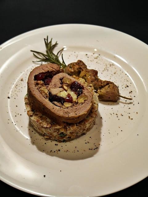 Roladka z polędwicy wieprzowej na puree kalafiorowym z kaszą gryczaną