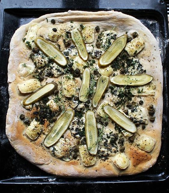 Pizza z serami i ogórkiem kiszonym