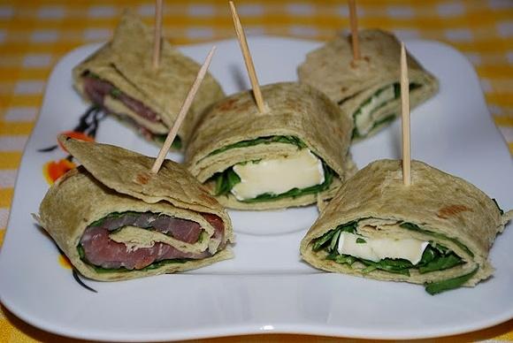 Mini wrapy z rukolą, brie i polędwicą łososiową