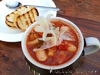Zimowa zupa z parmezanową falbanką