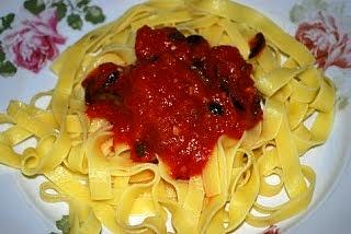 Tagliatelle z sosem pomidorowym, anchois i oliwkami